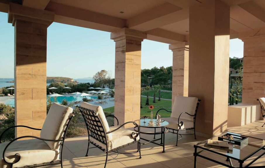 Lounge avec vue sur la piscine, Hôtel Cape Sounio Grecotel Exclusive Resort, Sounion, Grèce