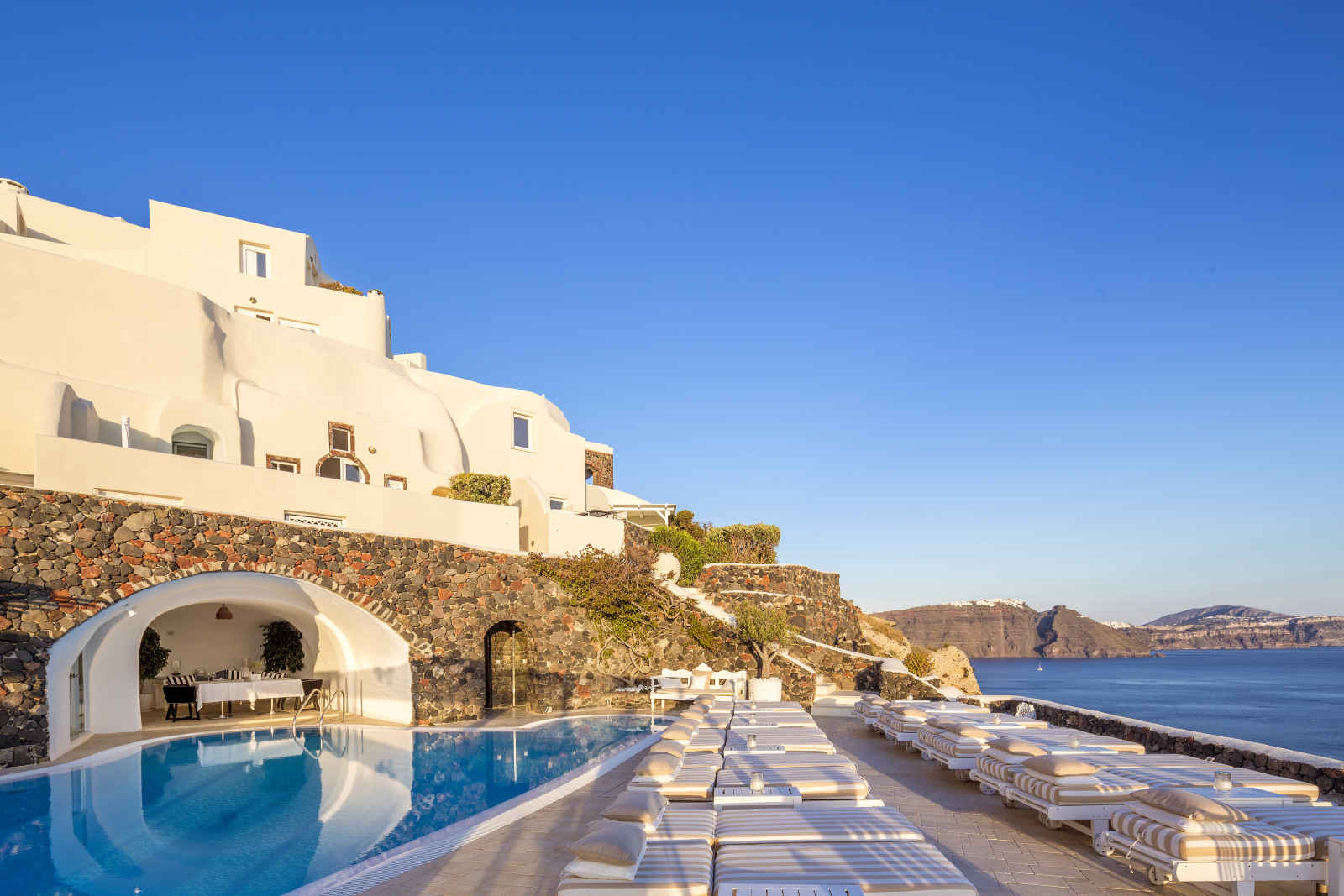 Vue extérieure et piscine, Canaves Oia Hotel & Suites, Grèce