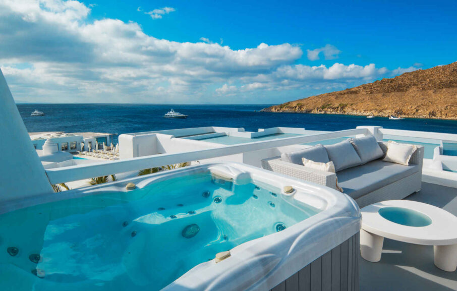Terrasse et jacuzzi, Petasos Beach Resort & Spa, Mykonos, Grèce.