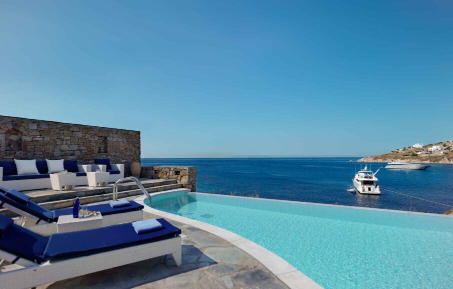 Terrasse et piscine, Petasos Beach Resort & Spa, Mykonos, Grèce.