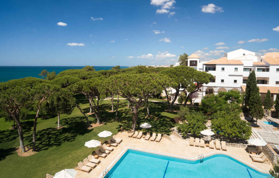 Piscine et jardins, Pine Cliffs Hotel, a Luxury Collection Resort, Algarve, Portugal