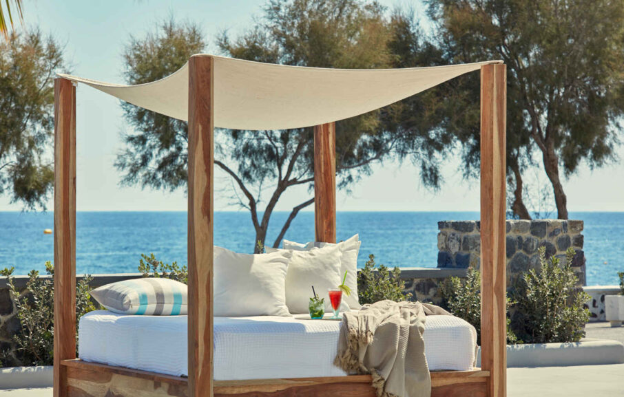 Beach Bed, Aquablue Hotel, santorin, Grèce.