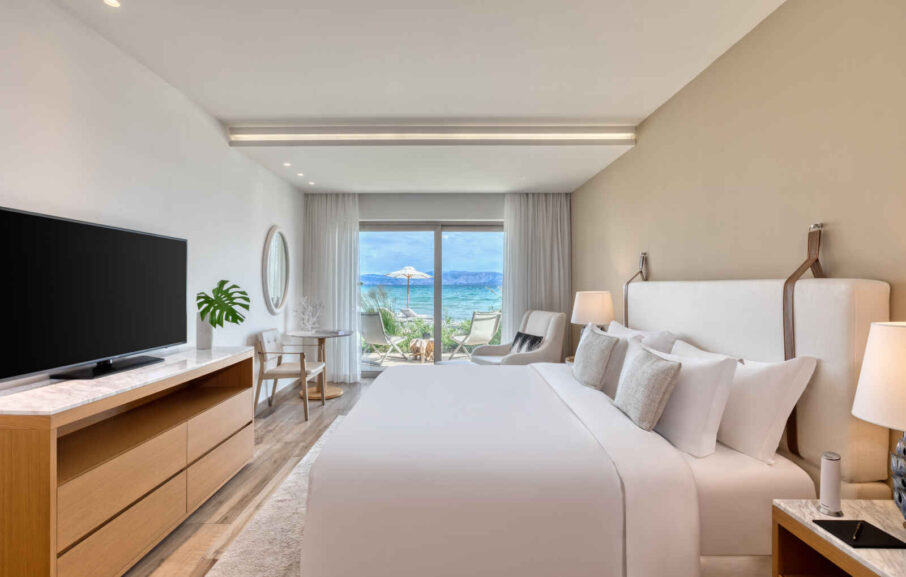 Emerald Suite Beachfront Bedroom, Hôtel Domes Miramare, Corfou, Grèce