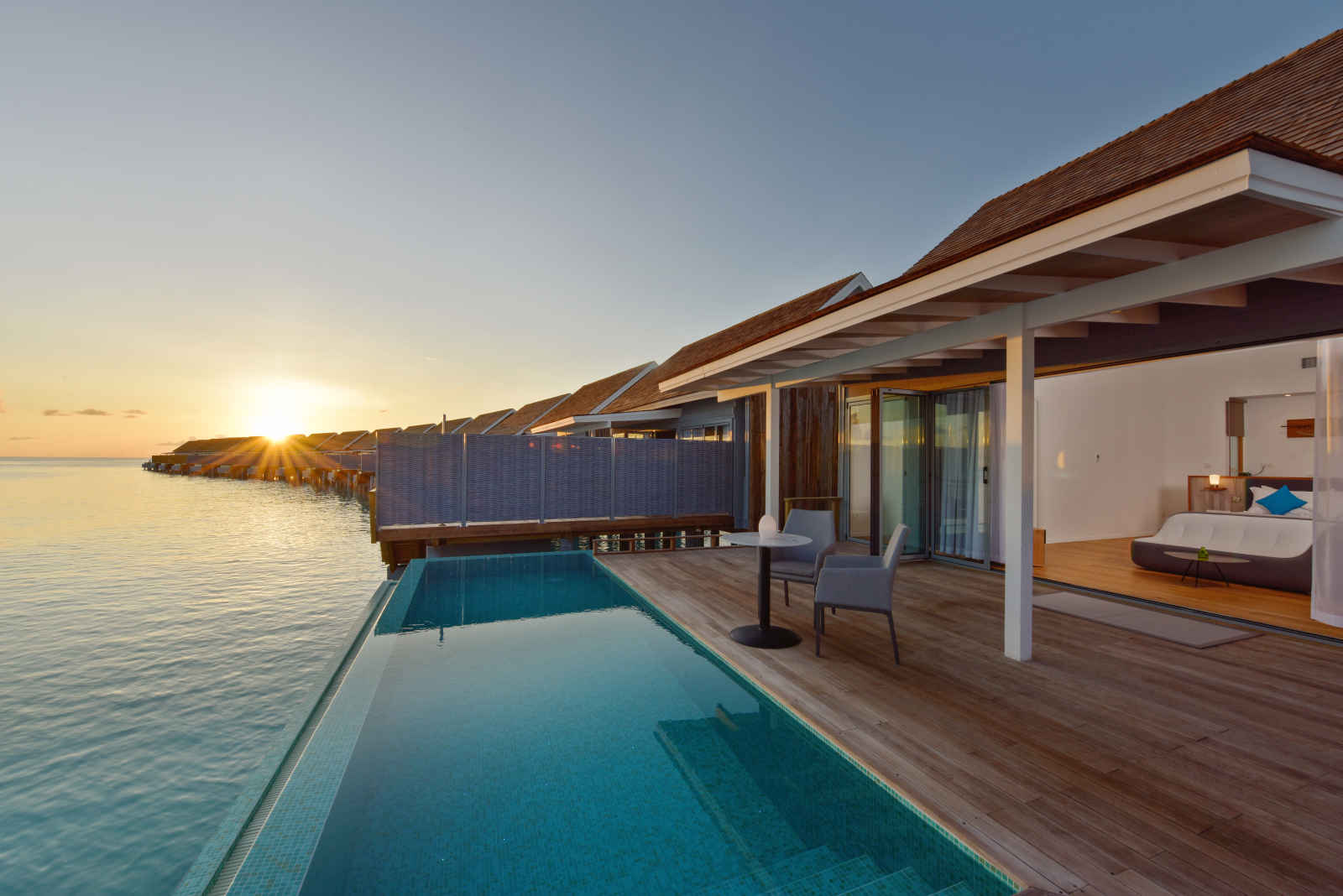 Villa sur pilotis coucher de soleil avec piscine, hôtel Kuramathi Island Resort, atoll de Rasdhoo, Maldives