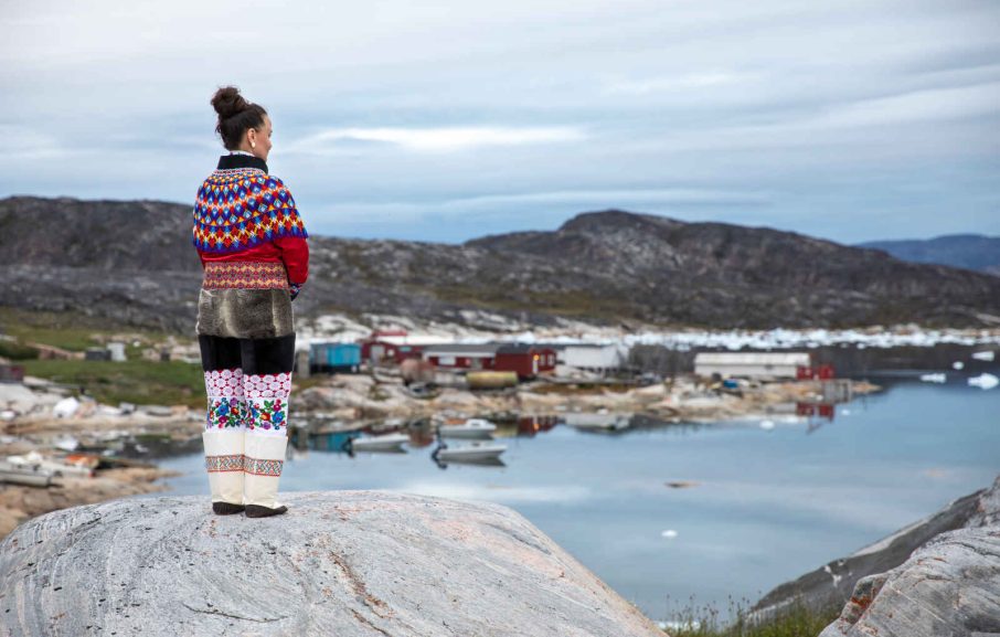 Inuit en costume traditionnel, Groenland, Danemark
