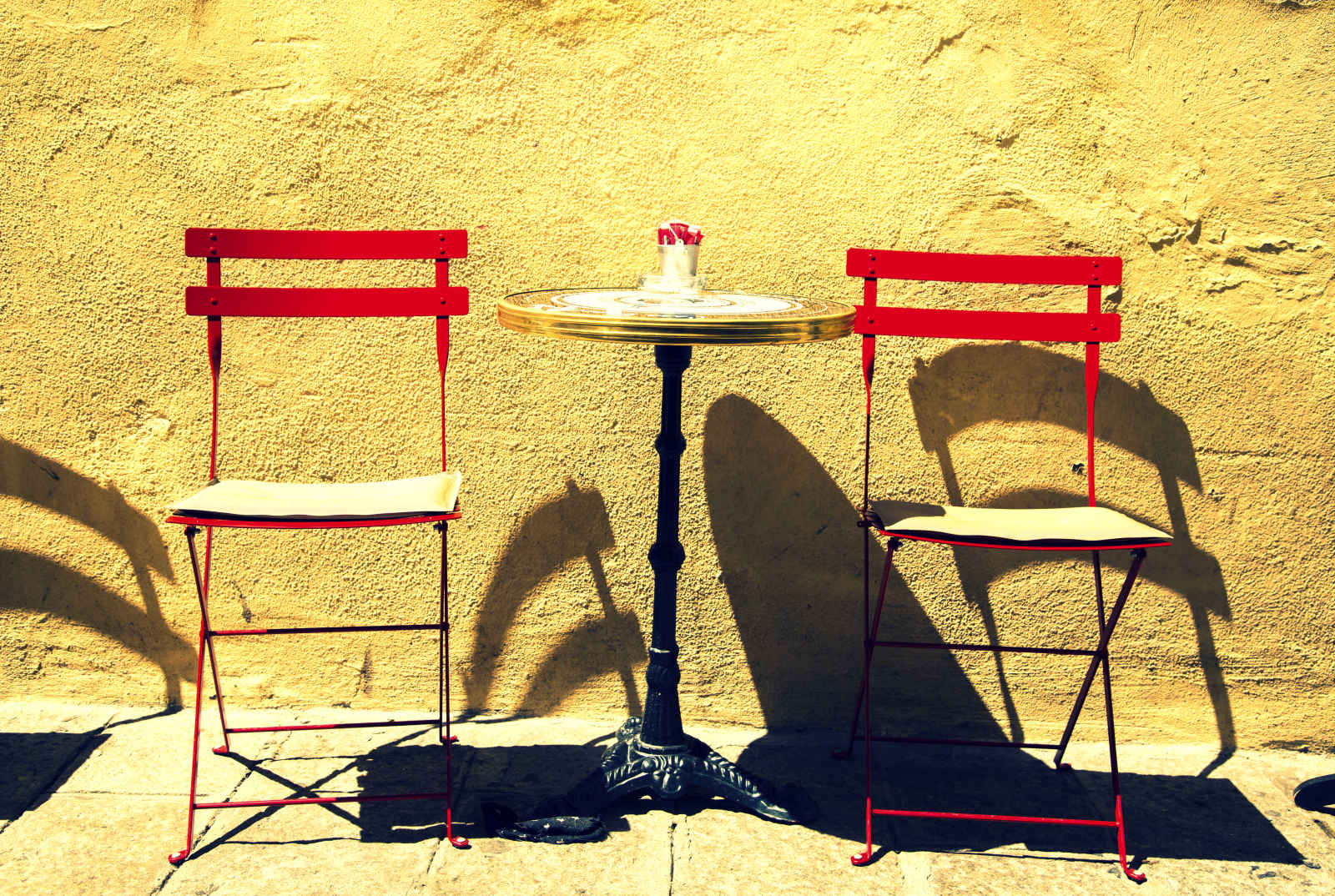 Table de café dans une rue, Ajaccio, Corse, France