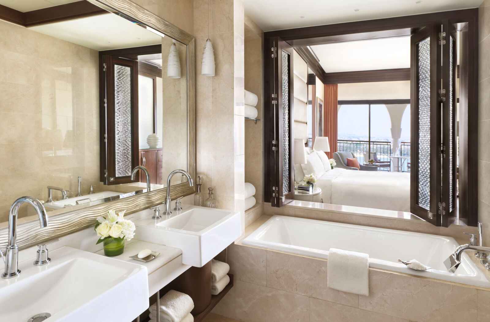 Salle de bain chambre Deluxe, The Ritz Carlton Abu Dhabi, Grand Canal, Abou Dhabi, Emirats Arabes Unis