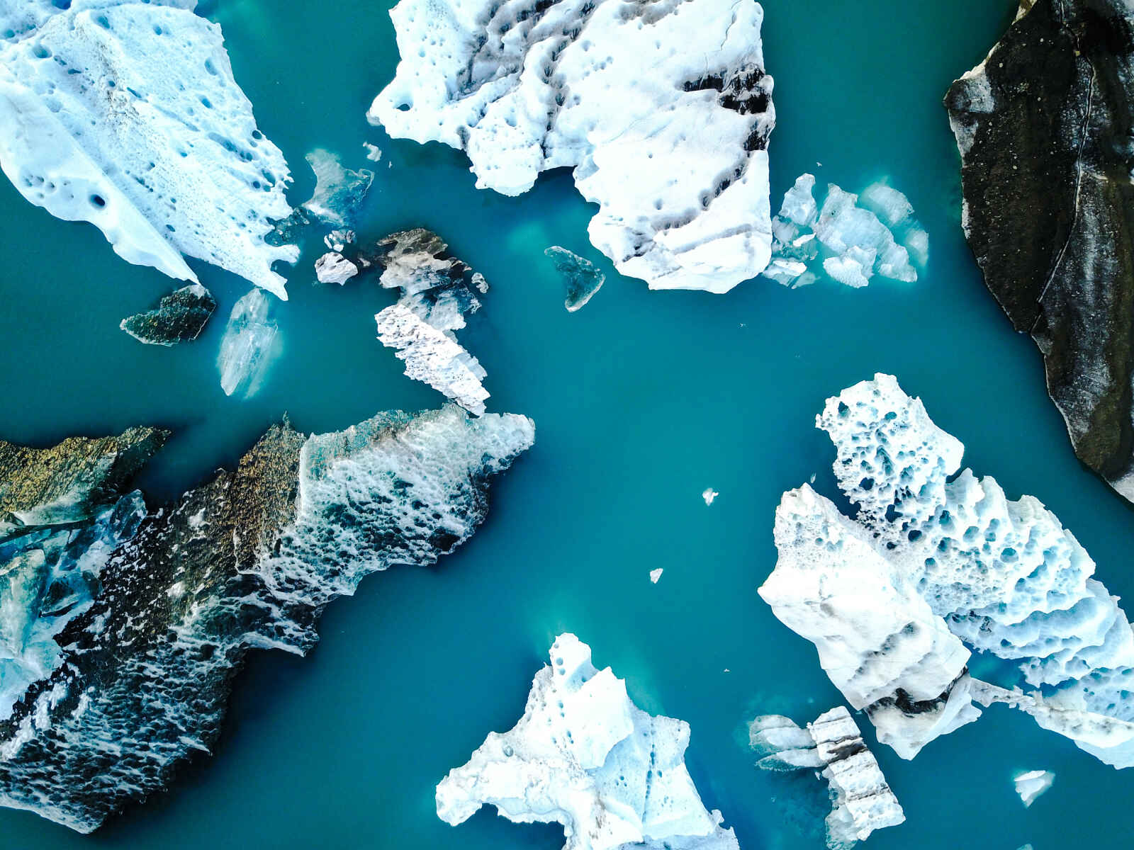 Vue aérienne d'une partie du glacier Jokulsarlon, Islande