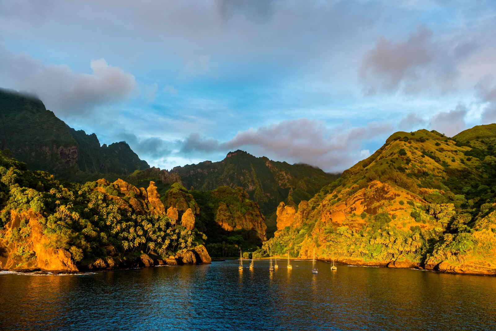 Coucher de soleil sur la baie de Fatu Hiva, Iles Marquises, Polynésie Française
