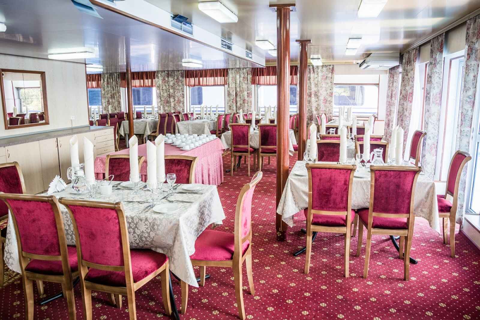 Restaurant, M/S Crucelake