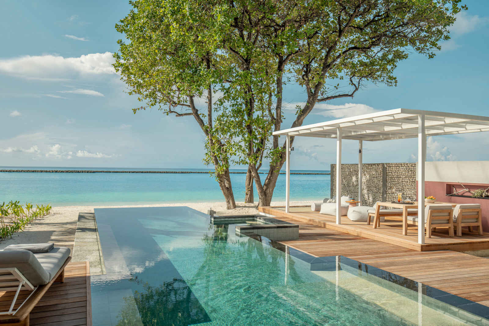 Terrasse et piscine privée, Bungalow Premier front de mer, Four Seasons Resort Maldives à Landaa Giraavaru