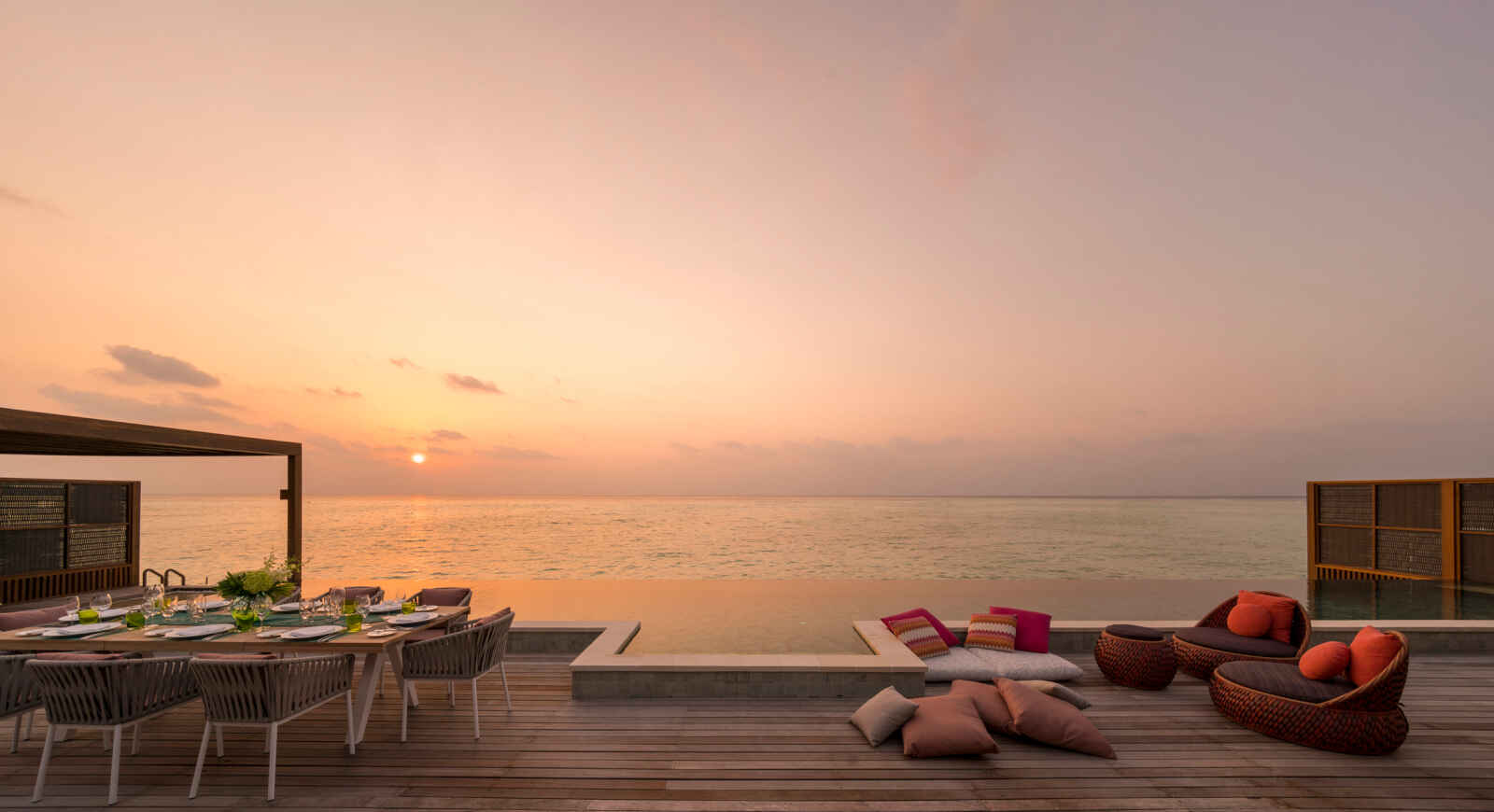 Terrasse et Infinity pool privée, Suite Sunset 3 chambres sur pilotis, Four Seasons Resort Maldives à Kuda Huraa