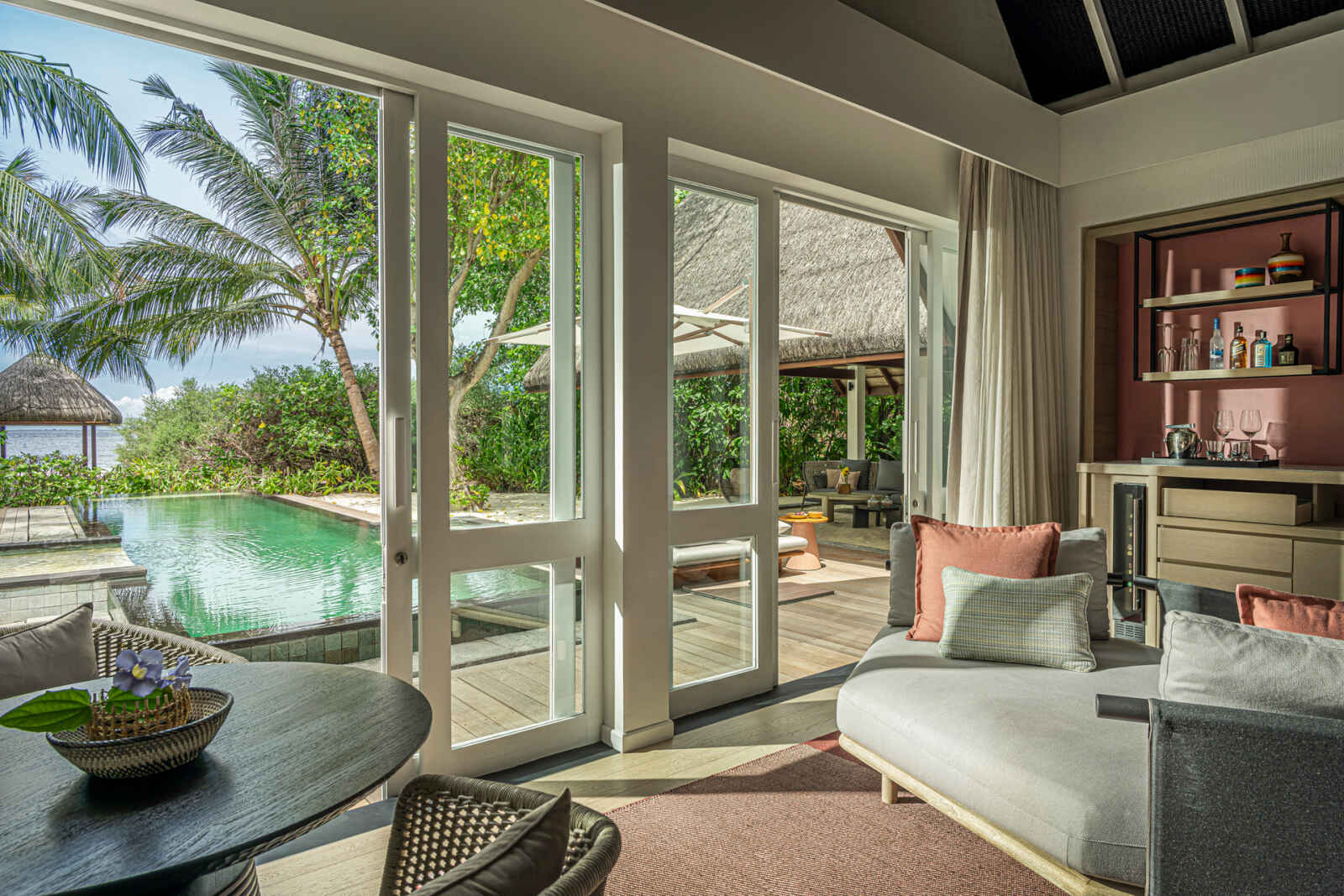 Salon, Villa Premier plage avec piscine, Four Seasons Resort Maldives à Landaa Giraavaru