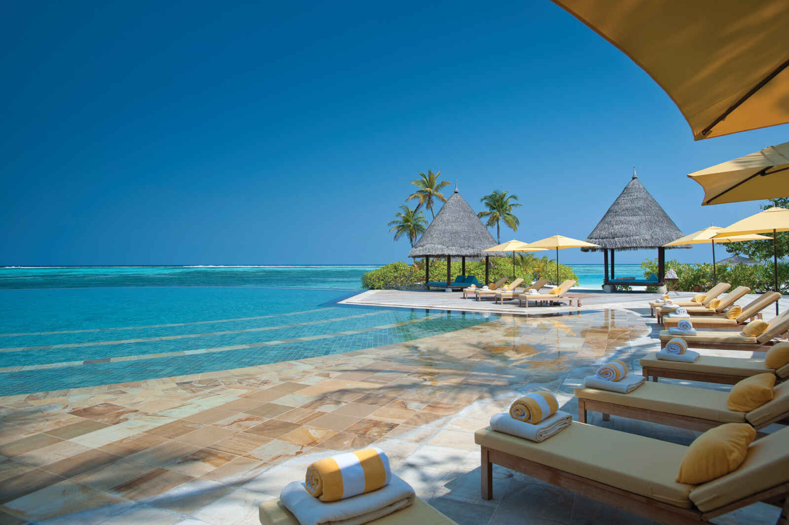 Infinity pool, Four Seasons Resort Maldives à Kuda Huraa