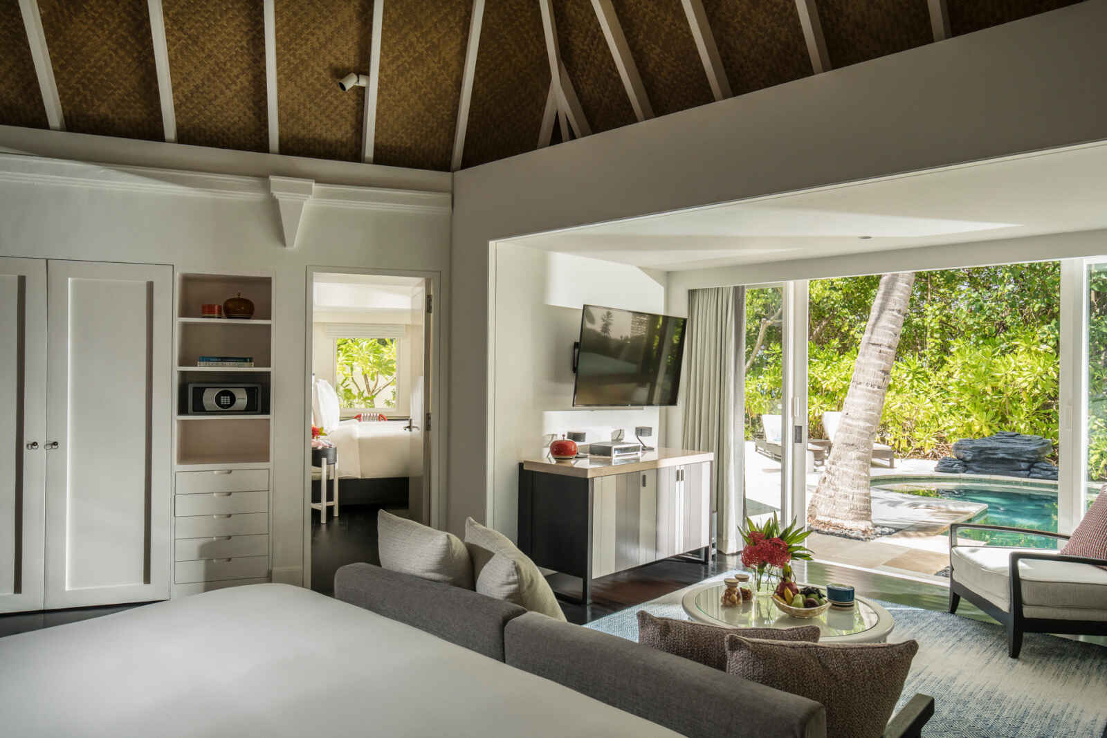 Chambre principale, Pavillon plage 2 chambres avec piscine, Four Seasons Resort Maldives à Kuda Huraa