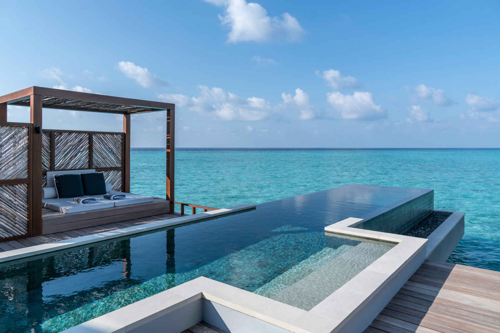 Infinity pool privée, Villa sur pilotis avec piscine, Four Seasons Resort Maldives à Landaa Giraavaru