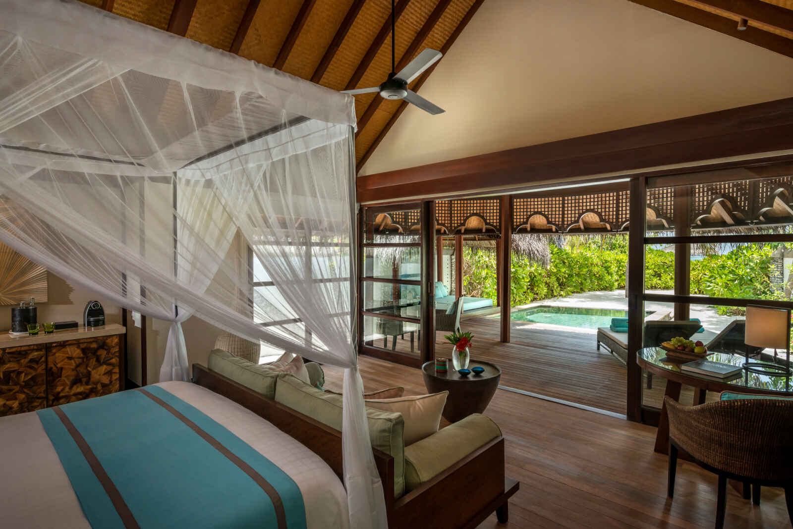 Chambre, Bungalow plage avec piscine, Four Seasons Resort Maldives à Kuda Huraa