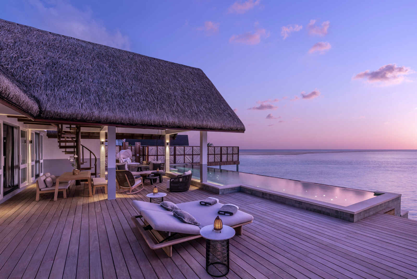 Terrasse et piscine privée, Villa sur pilotis 2 chambres, Four Seasons Resort Maldives à Landaa Giraavaru