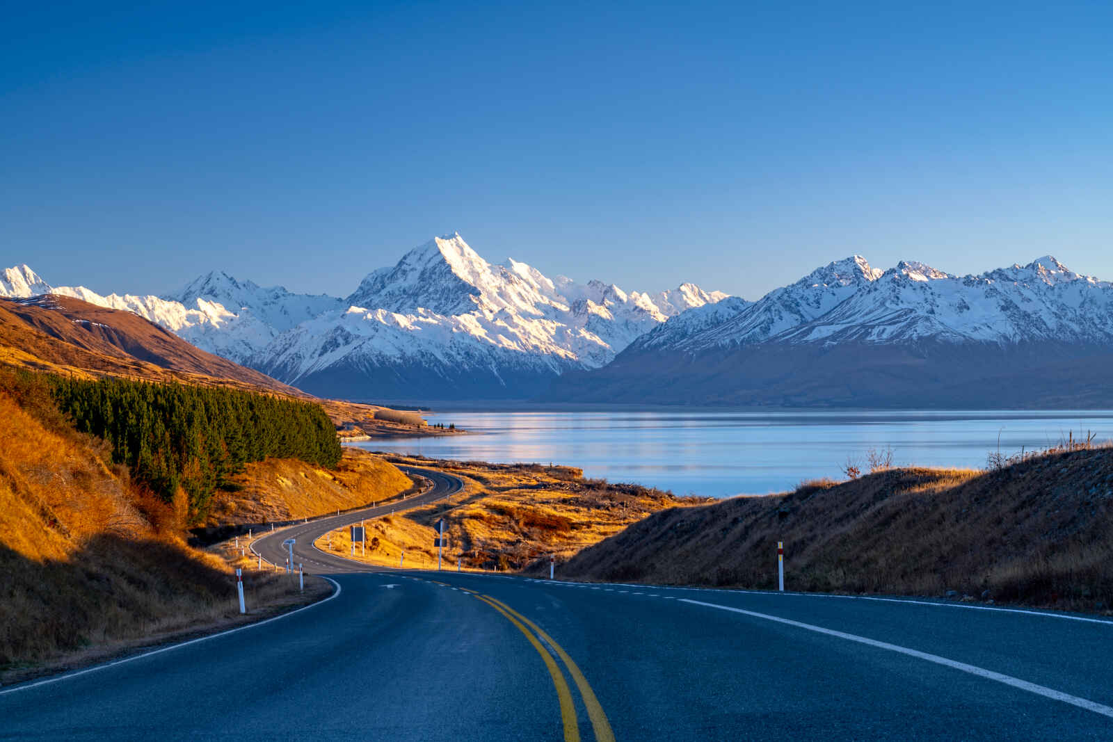 Route le long du lac Pukaki, parc national du Mont Cook, Île du Sud, Nouvelle-Zélande