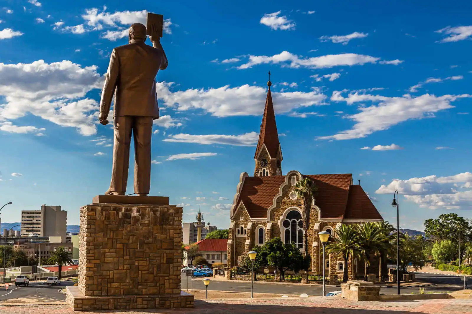 Statue et Eglise, Windhoek, Namibie