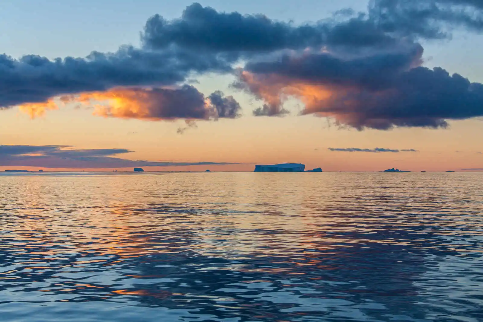 Soleil de minuit et icebergs, passage de Drake, Antarctique