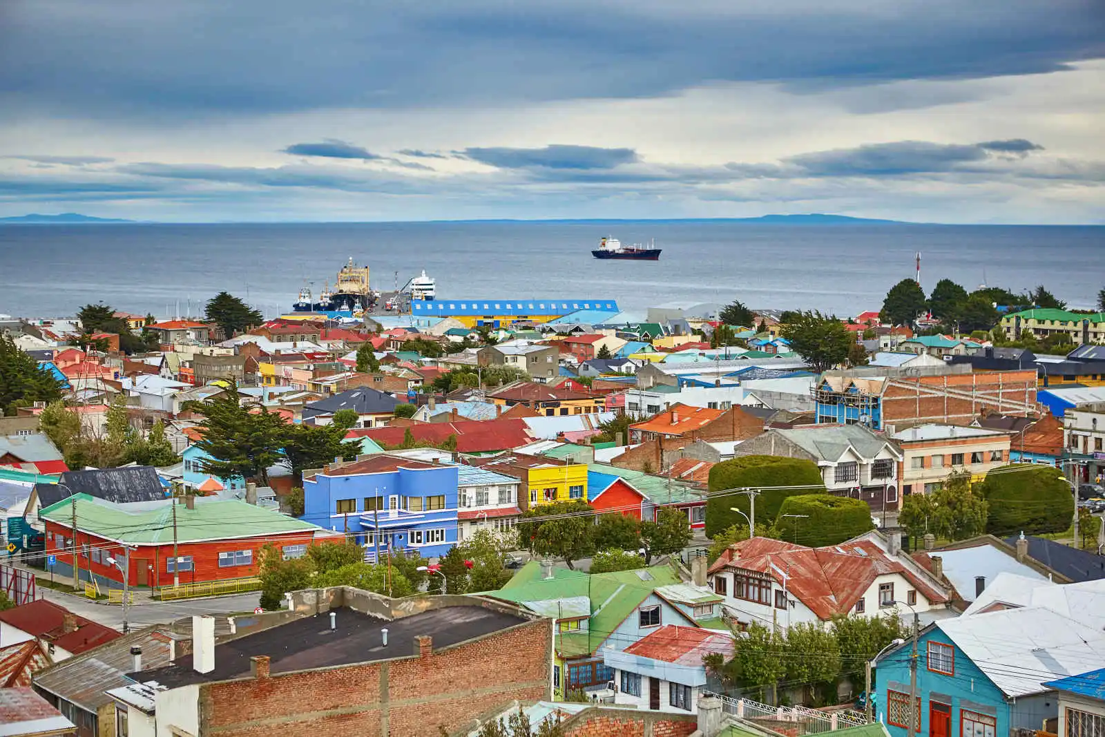 Punta Arenas avec le détroit de Magellan, Chili