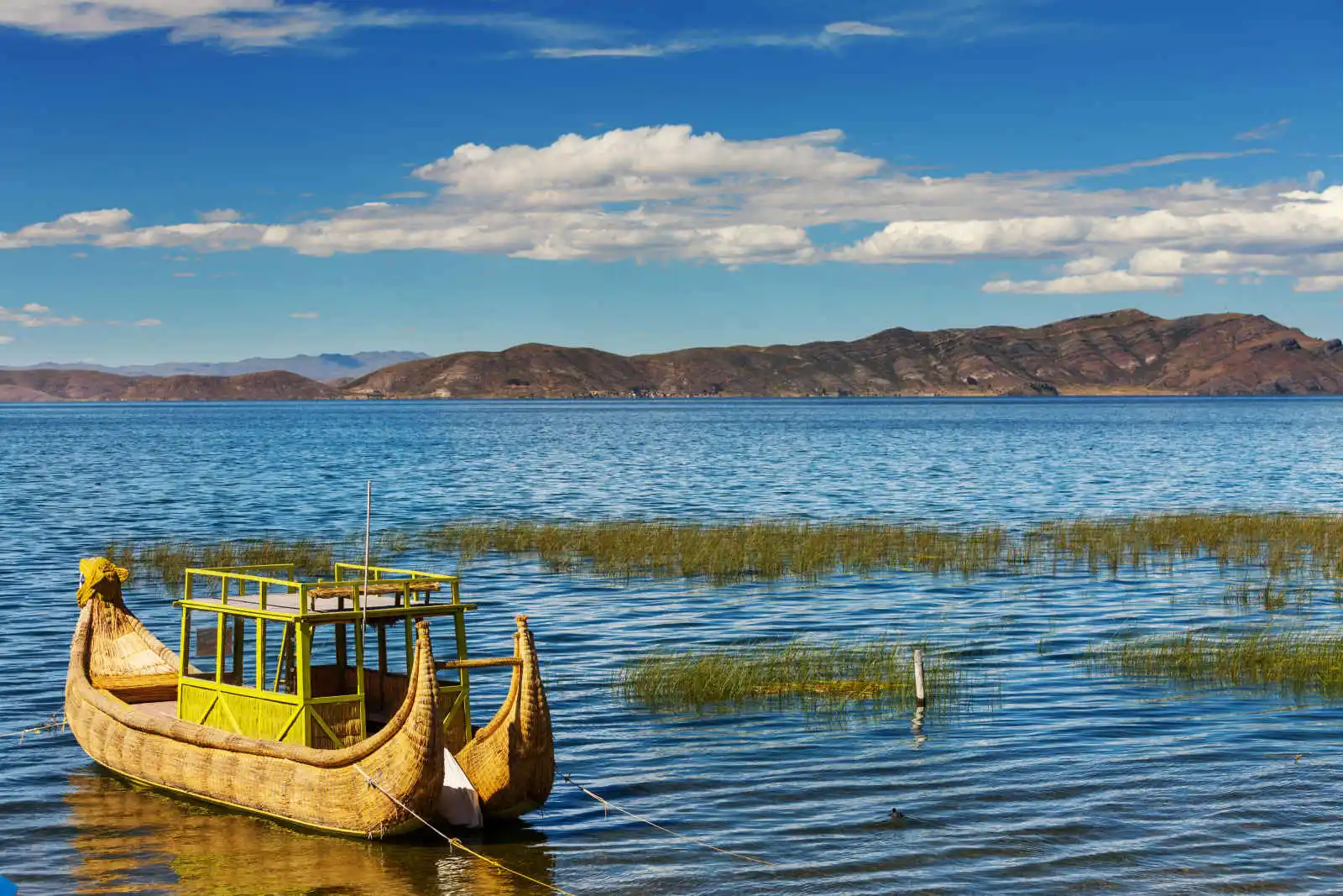 Barque sur le rives du lac Titicaca