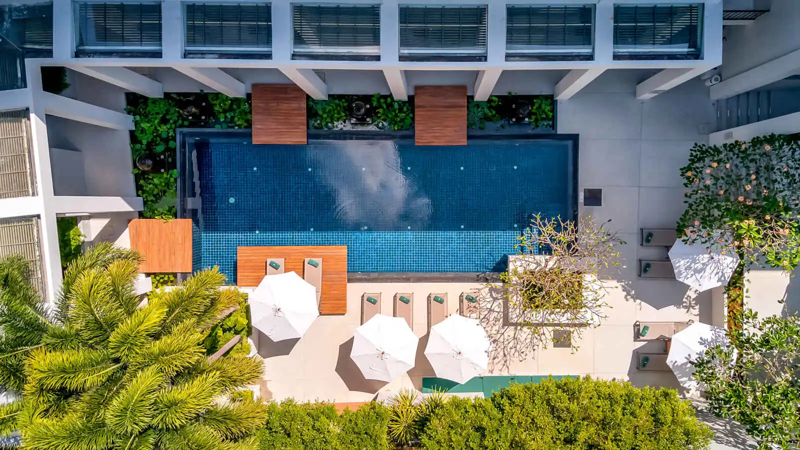 Vue aérienne piscine, Outrigger Surin Beach Resort, Thaïlande
