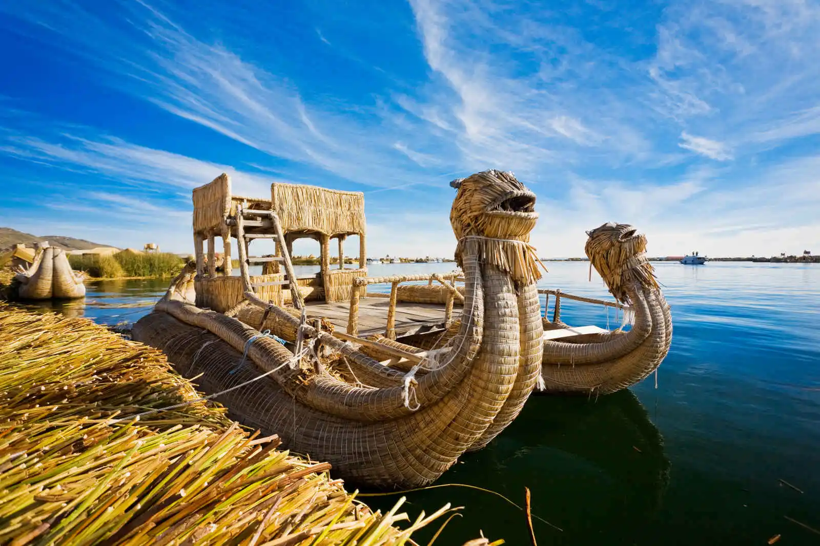 Barque traditionnelle en roseau île d'Uros, lac Titicaca, Pérou