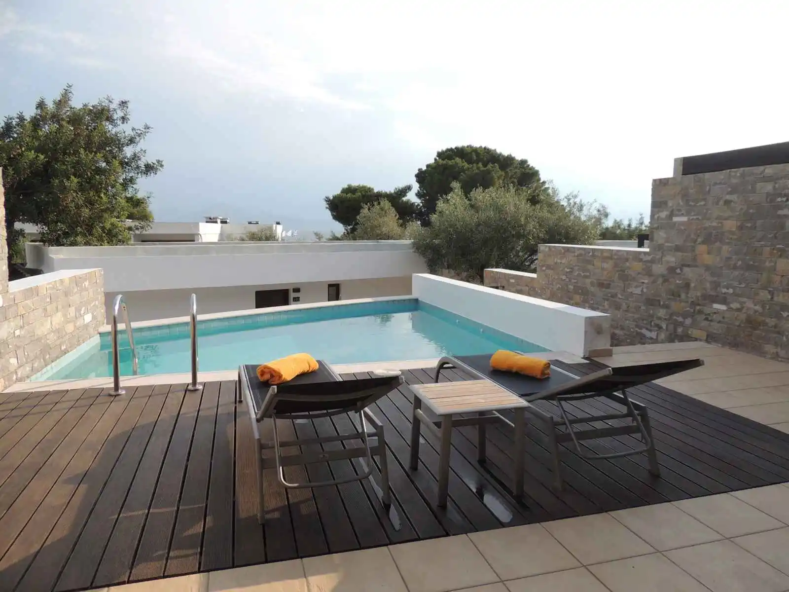Terrasse, Deluxe Junior Suite Garden View Private Pool, hotel Wyndham Loutraki, Loutraki, Grèce.