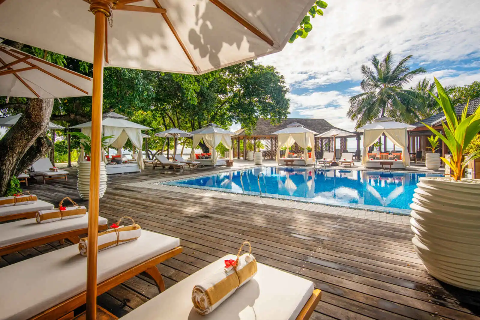 Piscine, hôtel Lily Beach Resort & Spa, atoll d'Ari, Maldives