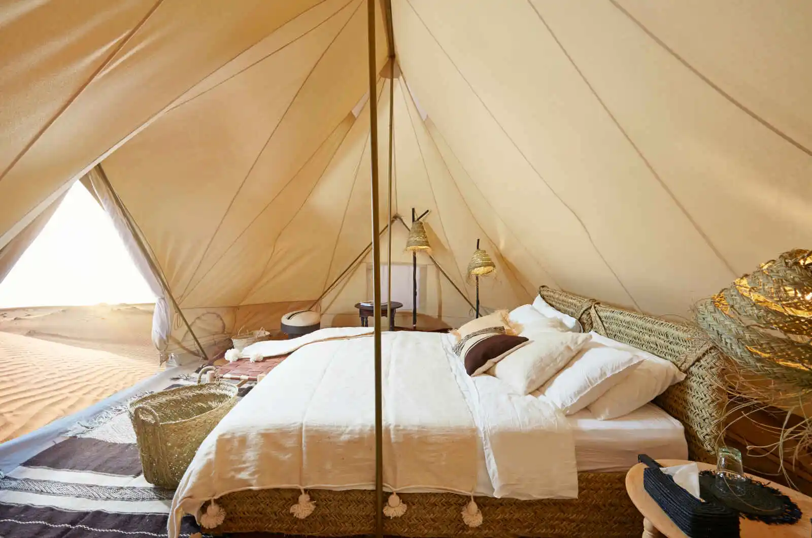 Lit double sous tente de jour, Magic Luxury Camp, Wahiba Sands, Oman