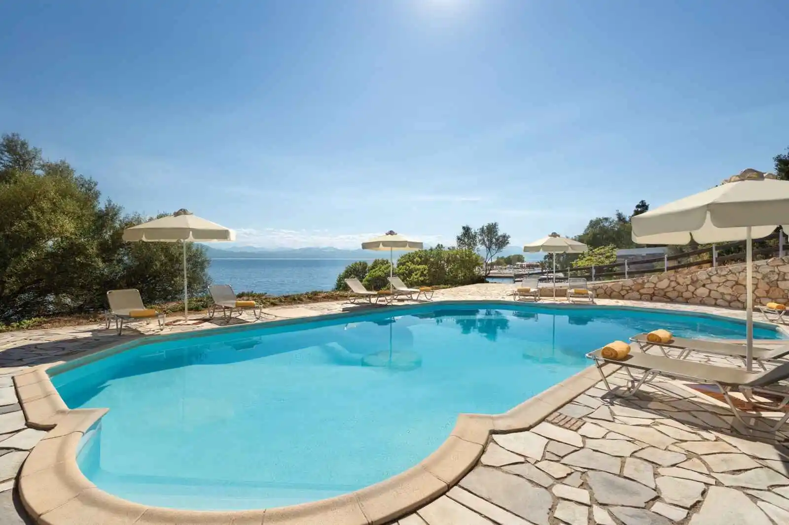Piscine, hotel Wyndham Loutraki, Loutraki, Grèce.