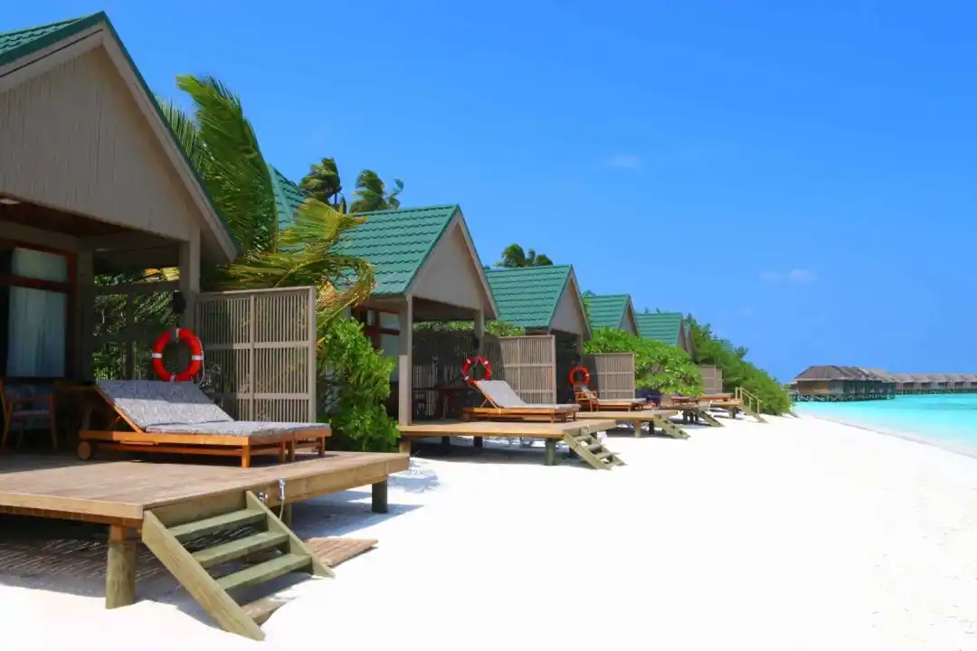 Villas pilotis sur la plage, hôtel Meeru Island Resort & Spa, atoll de Malé, Maldives
