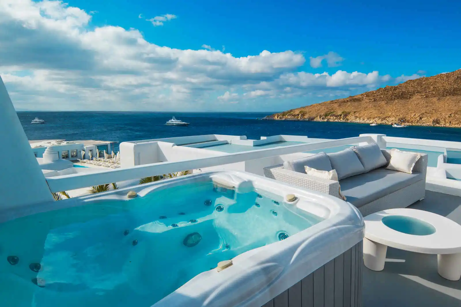 Terrasse et jacuzzi, Petasos Beach Resort & Spa, Mykonos, Grèce.