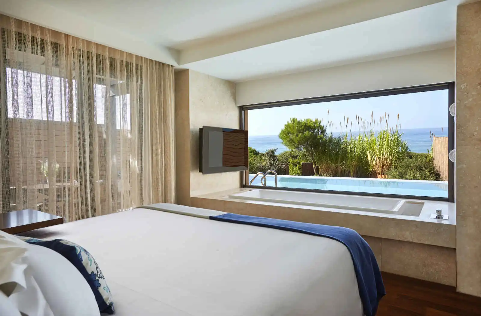Chambre, suite Grand Infinity vue mer, hôtel The Romanos, a Luxury Collection Resort, Costa Navarino, Grèce