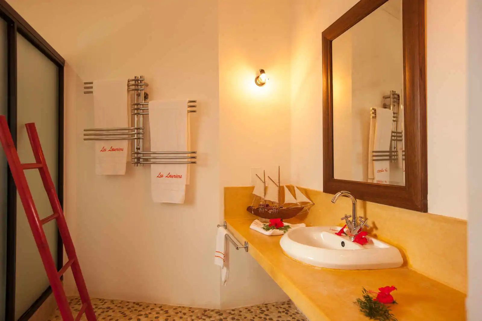 Salle de bain, chambre standard, Les Lauriers Eco Hôtel, Seychelles