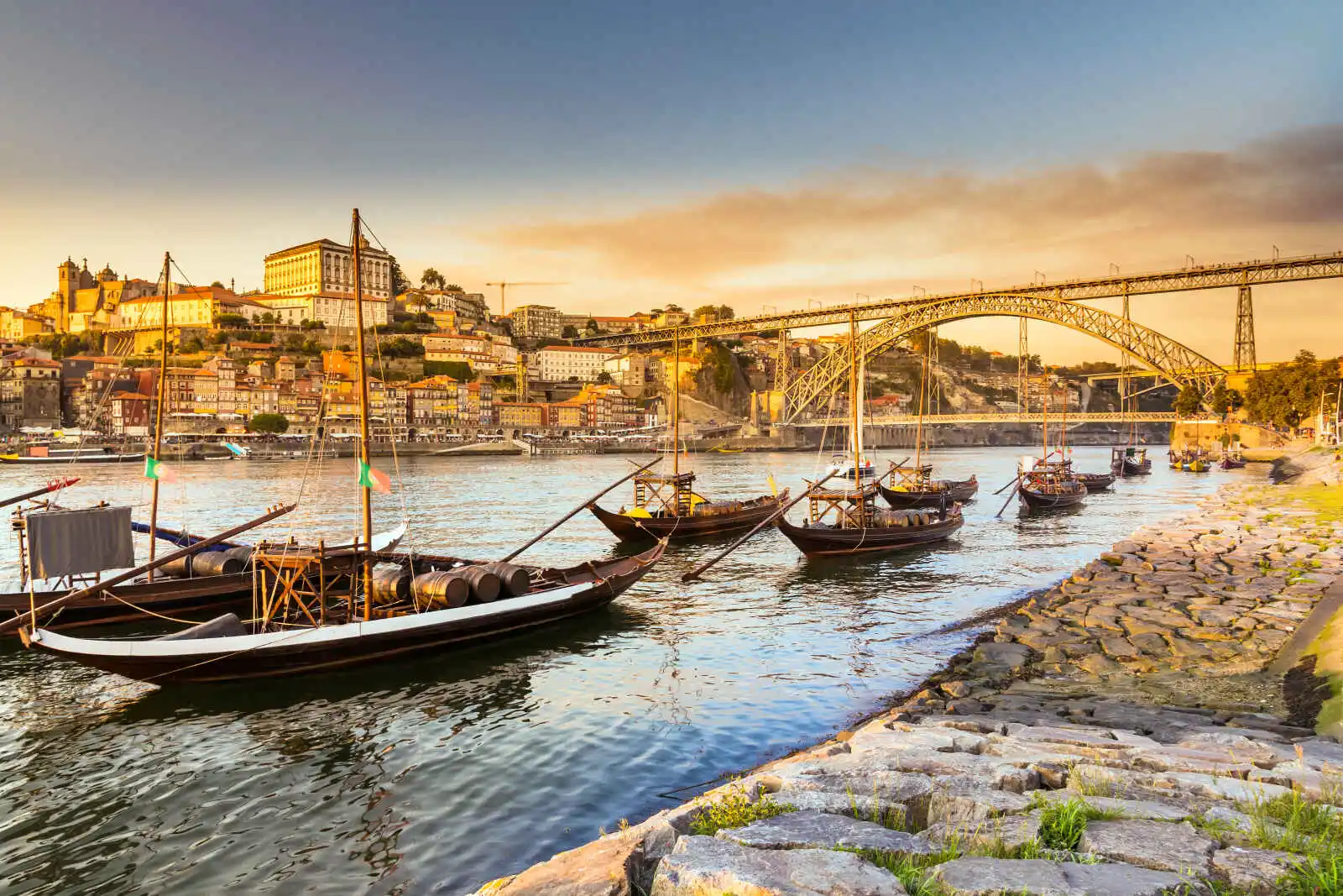 Rabelo sur le Douro face au Pont Dom-Luís, Porto, Portugal
