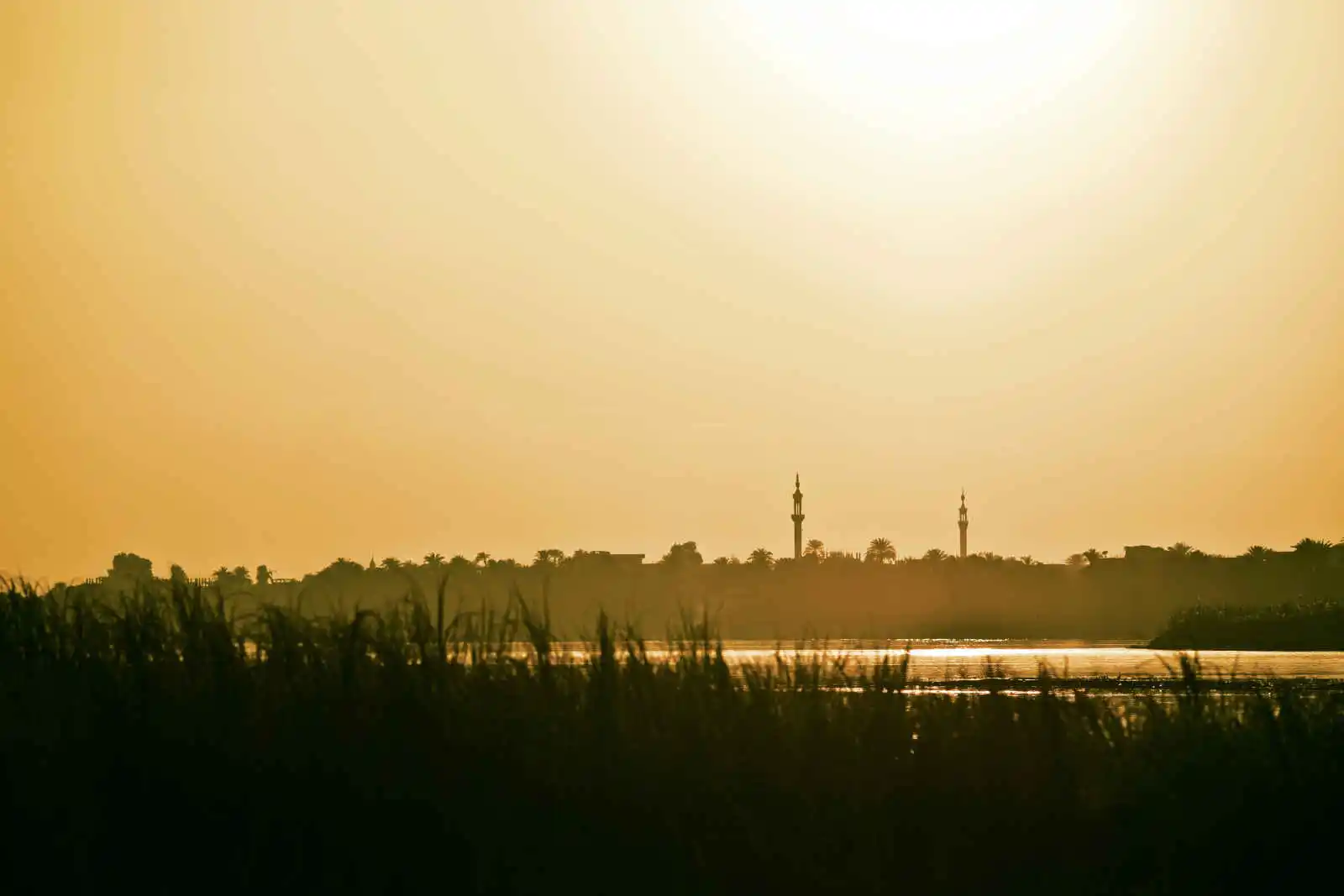 Coucher de soleil sur le Nil près de Louxor, Égypte
