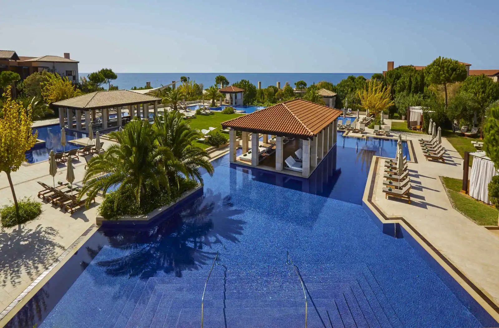 Piscine, hôtel The Romanos, a Luxury Collection Resort, Costa Navarino, Grèce