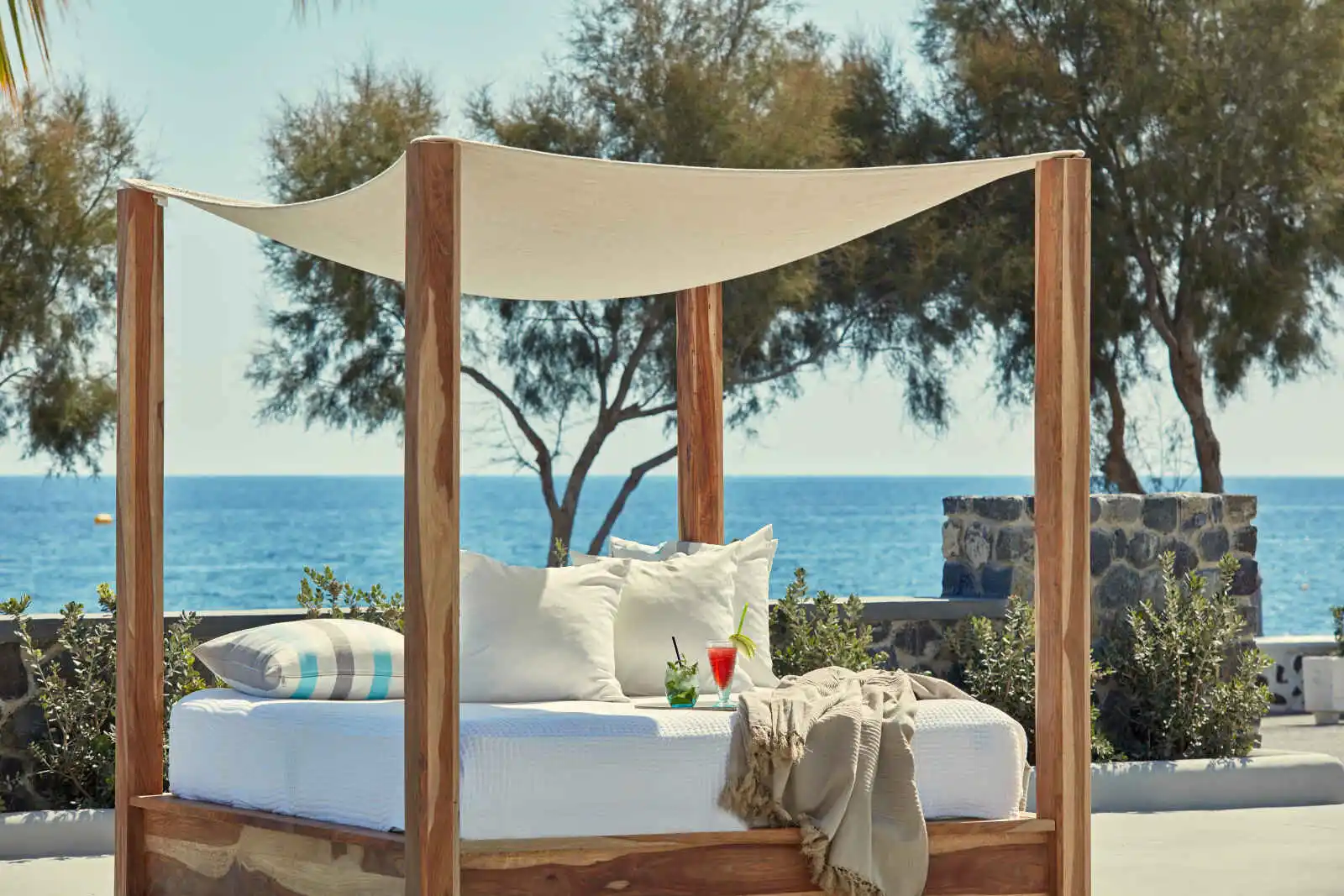 Beach Bed, Aquablue Hotel, santorin, Grèce.