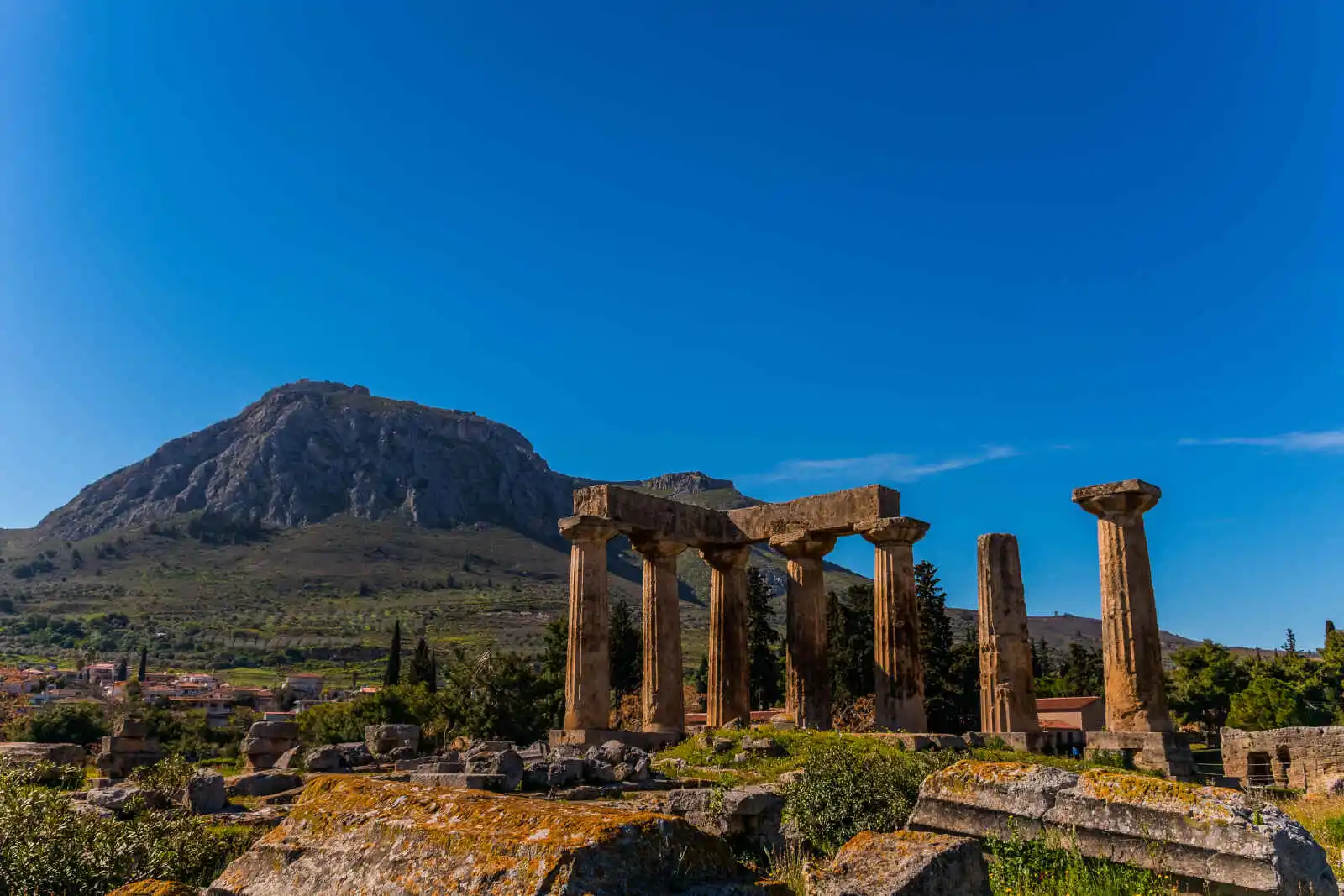 Site archéologique De Corinthe Et Temple d'Apollon