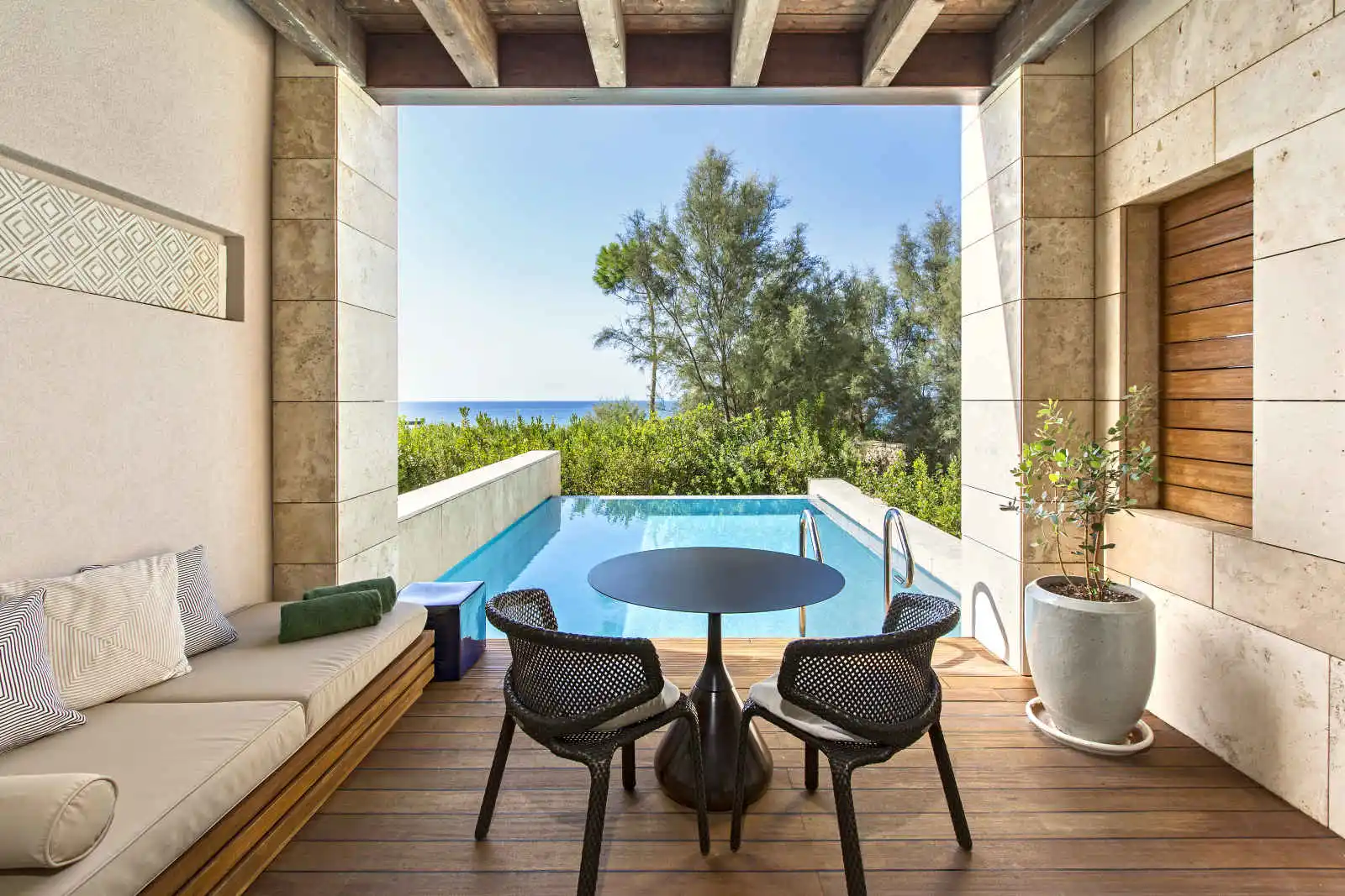 Terrasse, chambre Premium Infinity, hôtel The Romanos, a Luxury Collection Resort, Costa Navarino, Grèce