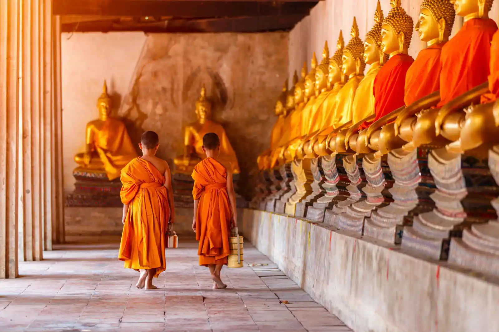 Deux enfants novices marchent dans un temple, Ayutthaya, Thaïlande