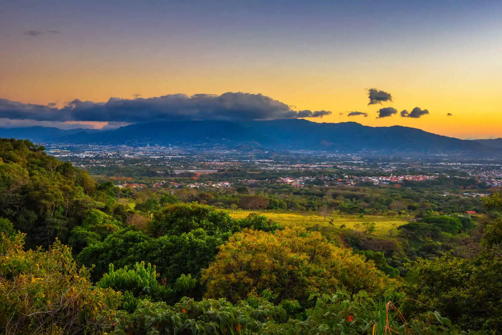 Coucher du soleil au-dessus de la vallée centrale de San Jose, Costa Rica