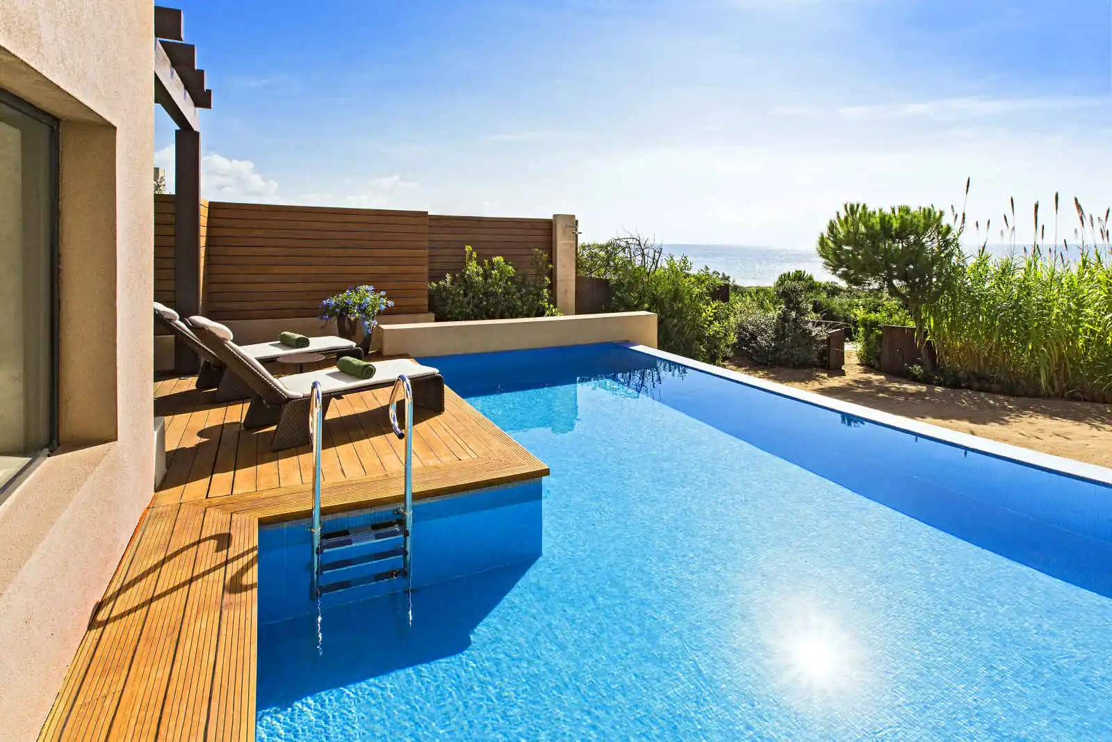 Piscine, suite Grand Infinity vue mer, hôtel The Romanos, a Luxury Collection Resort, Costa Navarino, Grèce