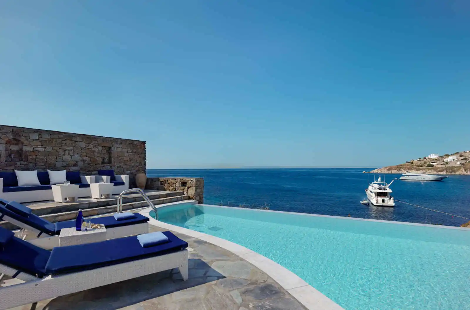 Terrasse et piscine, Petasos Beach Resort & Spa, Mykonos, Grèce.