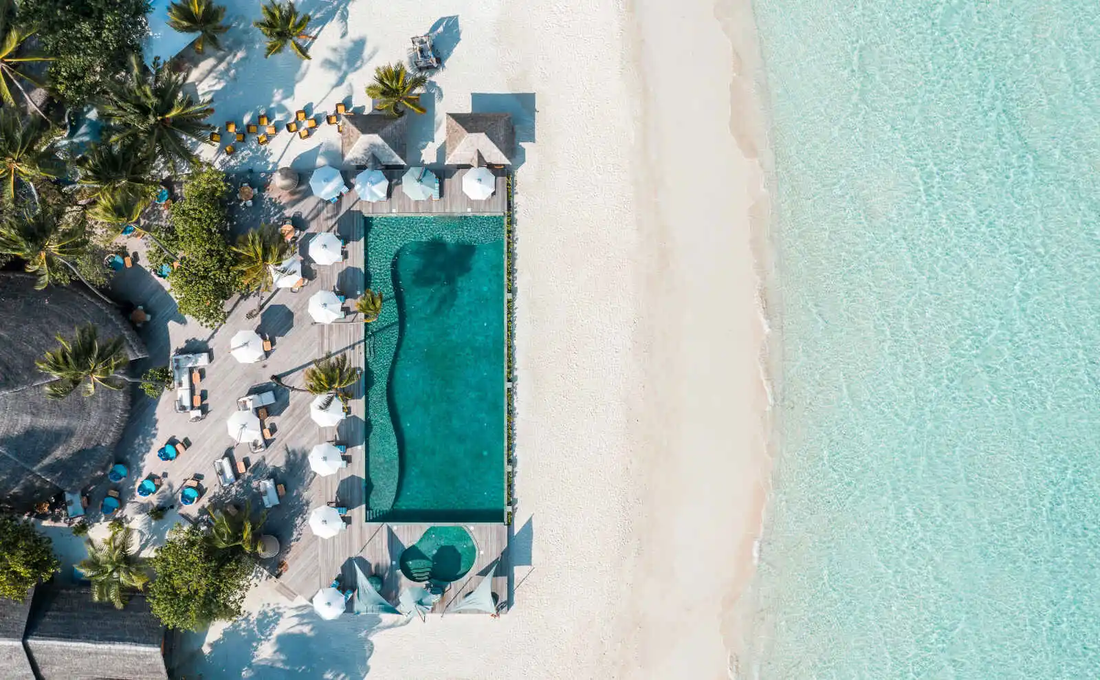 Vue aérienne de la piscine, Angsana Velavaru, Maldives