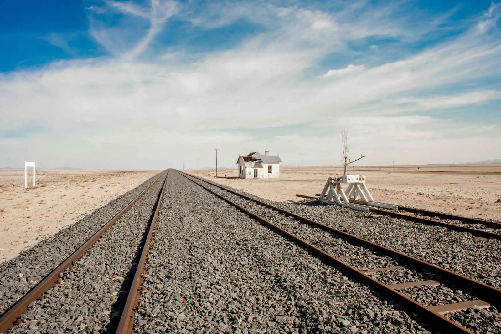 Chemin de fer et maison abandonnée, désert, Namibie