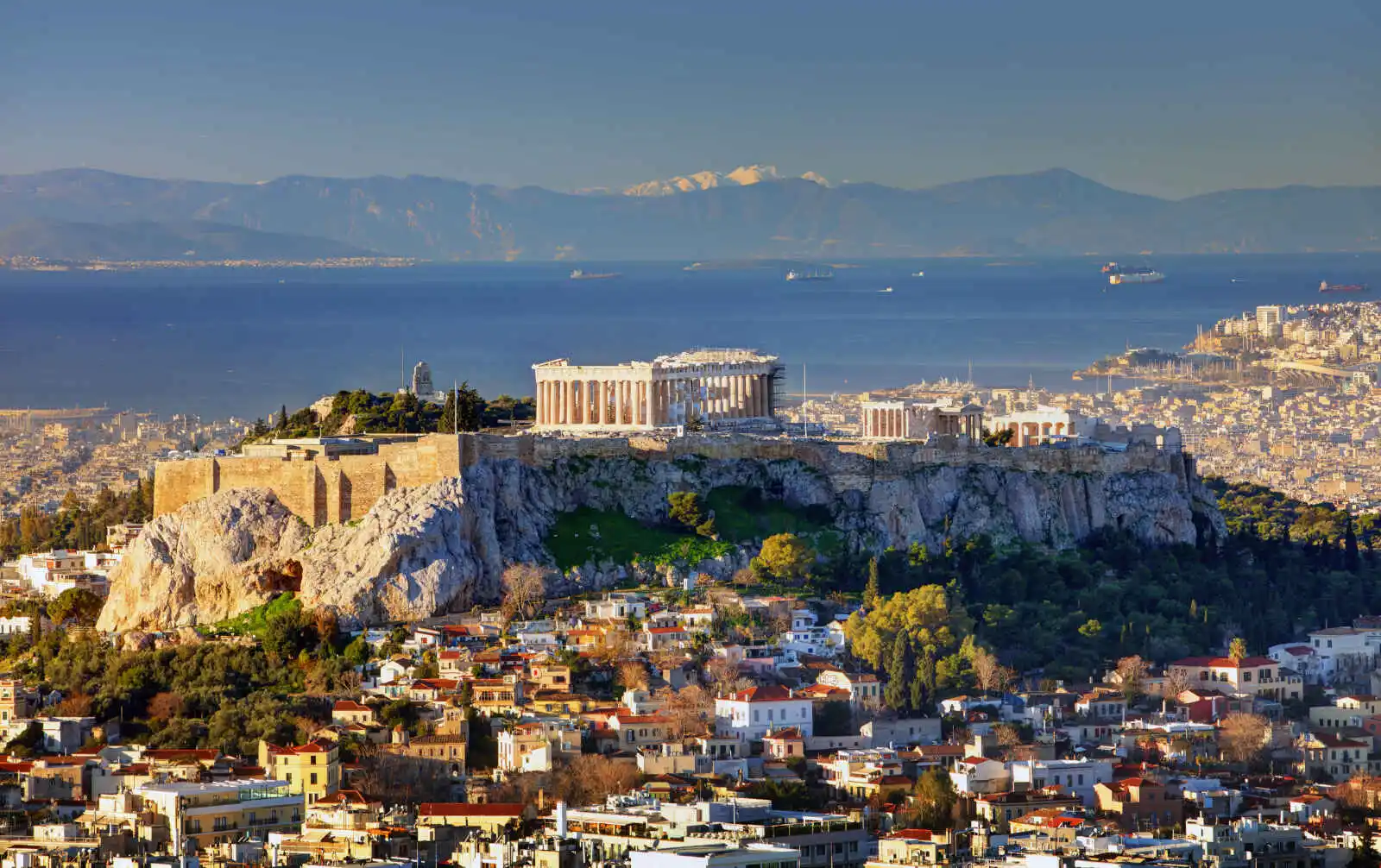 Vue aérienne sur l'Acropole et le port d'Athènes, Grèce